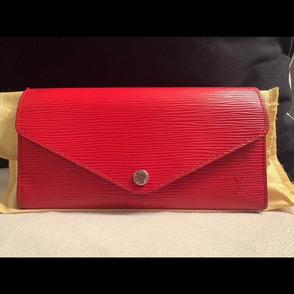 Louis Vuitton Epic Red - Picture 1 of 7